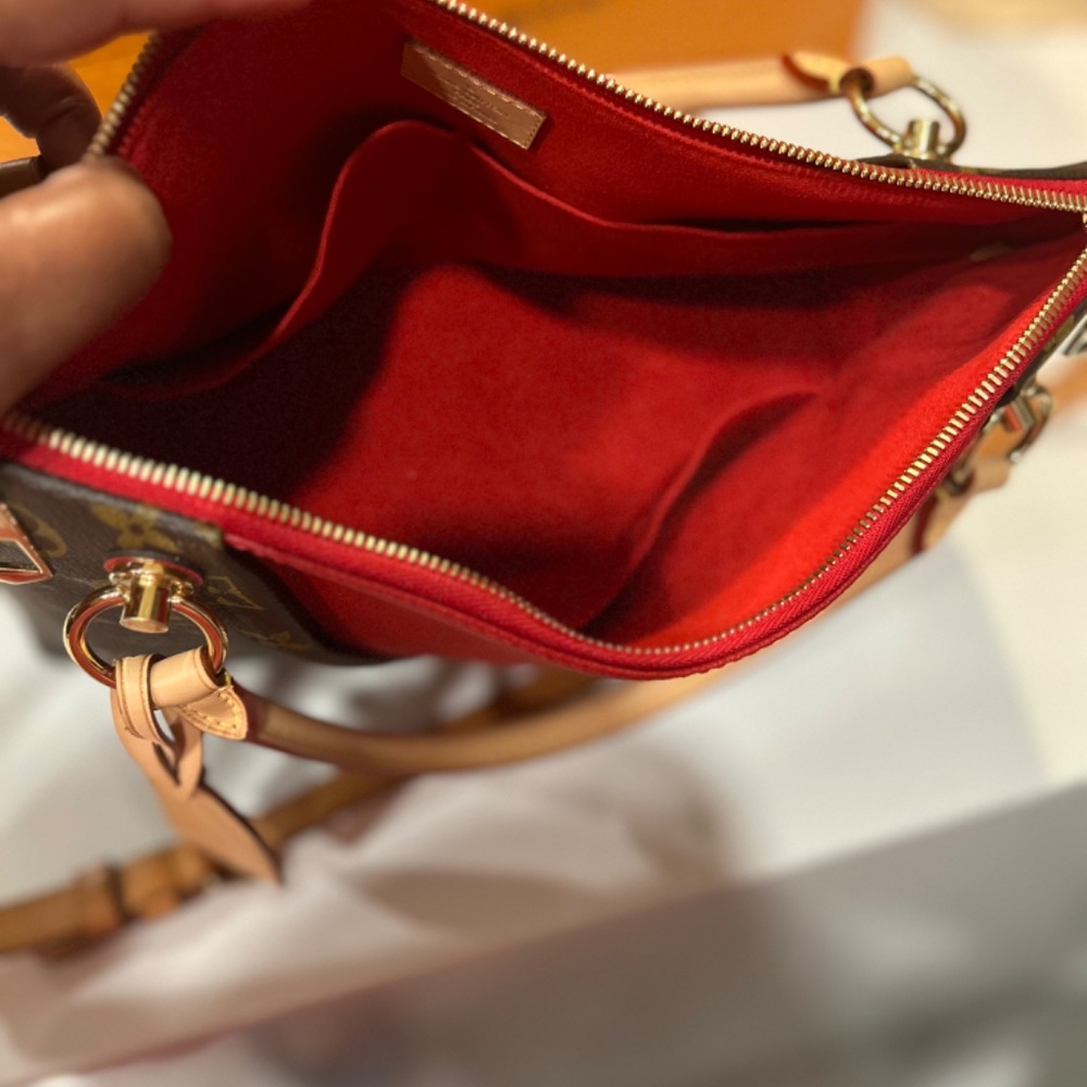 Louis Vuitton - Picture 3 of 5